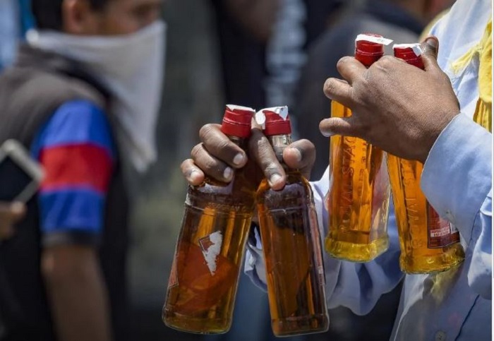 अवैध रूप से शराब बेचने के आरोप में दुकानदार गिरफ्तार