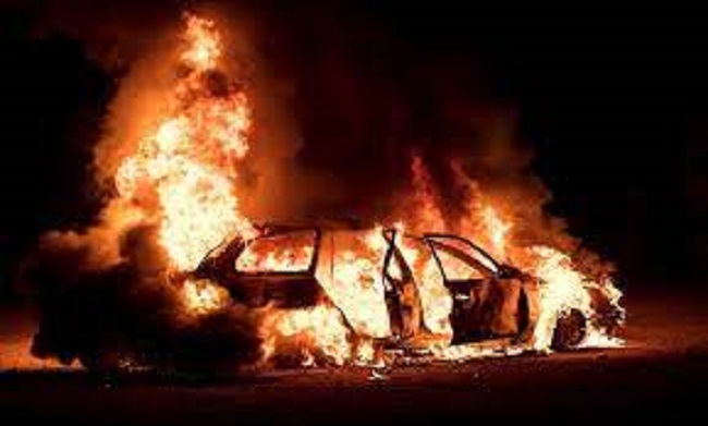 कार में आग लगने से झुलसे व्यक्ति की मौत