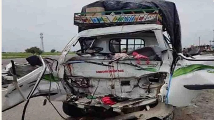 अहमदाबाद  में खड़े ट्रक से टकराया मिनी-ट्रक, 10 लोगों की मौत
