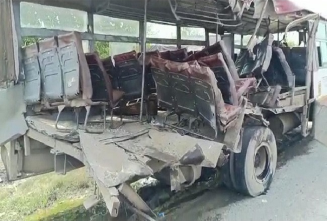 बुलंदशहर में ट्रक और बस की टक्कर में चार यात्रियों की मौत