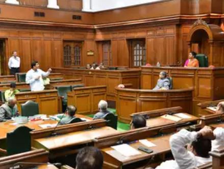भाजपा के चार विधायकों को दिल्ली विधानसभा से बाहर निकाला गया