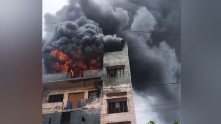 दिल्ली के बवाना में फैक्टरी में आग लगी