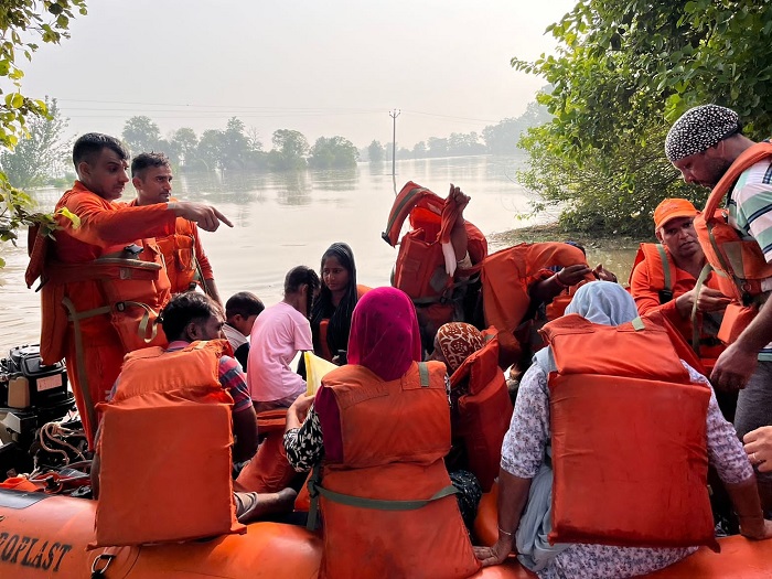कपूरथला में बाढ़ प्रभावित गांवों से 300 लोगों को बचाया