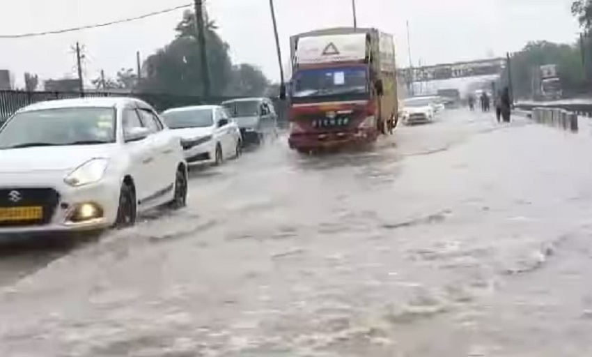 भारी बारिश से कई इलाकों में जलभराव