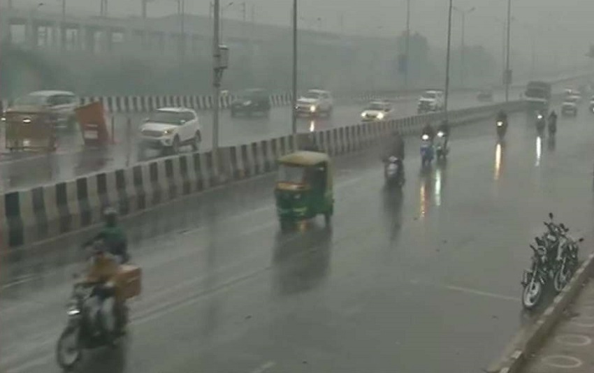 दिल्ली में शनिवार सुबह हुई बारिश