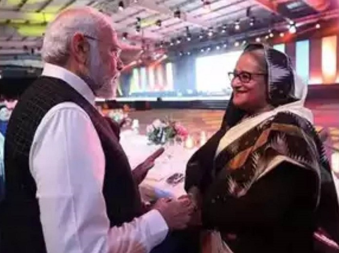 प्रधानमंत्री मोदी और शेख हसीना ने एक-दूसरे का अभिवादन किया