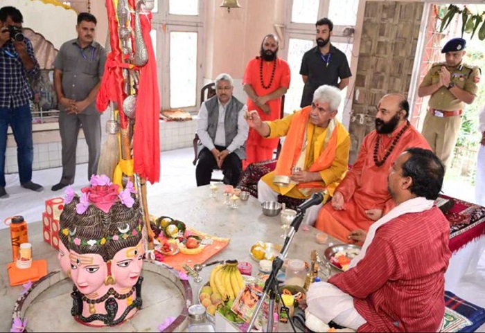 मनोज सिन्हा ने श्रीनगर के मंदिर में ‘छड़ी मुबारक’ की पूजा की