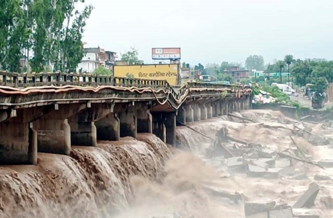 बद्दी-पिंजौर को जोड़ने वाला पुल गिरा