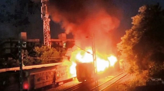 ट्रेन डिब्बे में आग लगने से नौ तीर्थयात्रियों की मौत,