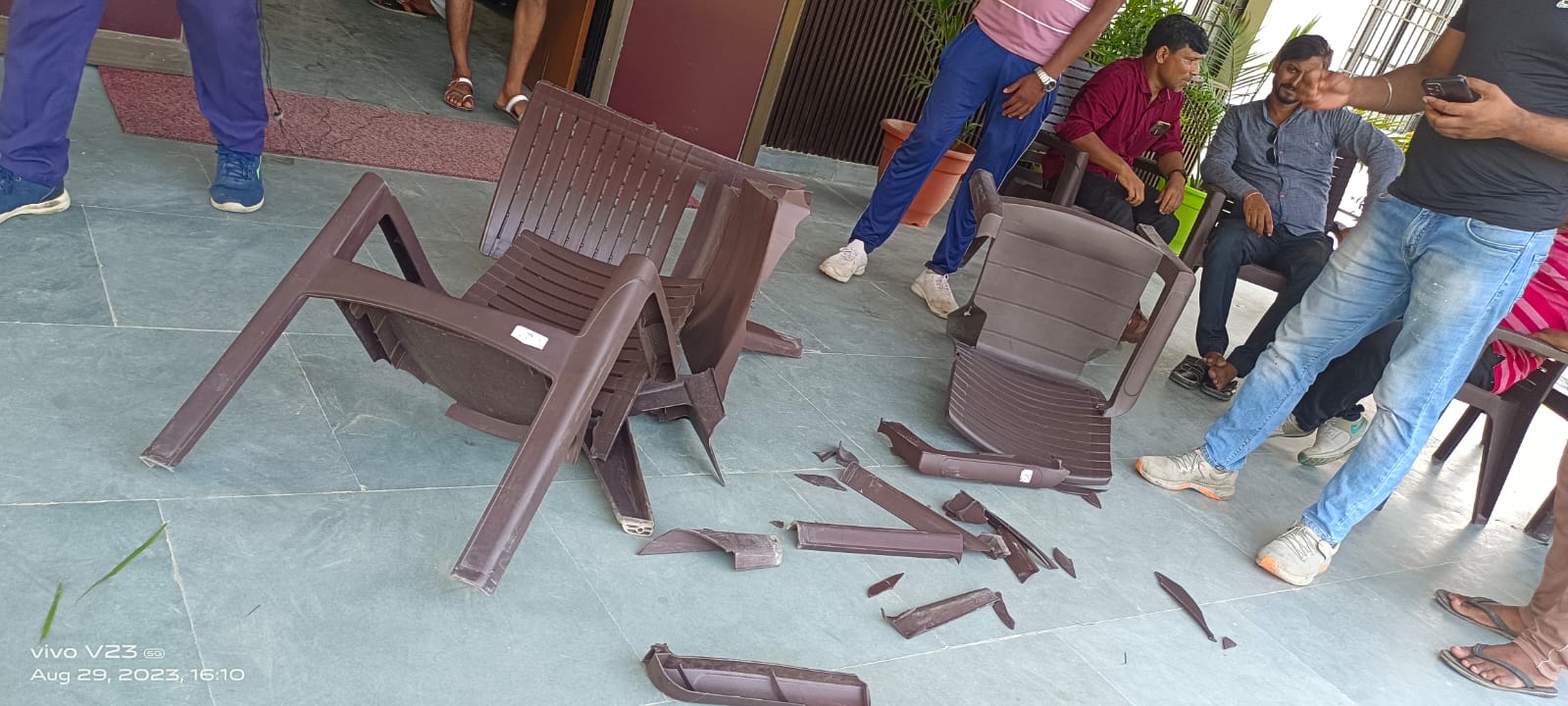 ईओ कार्यालय के बाहर टूटी कुर्सियां