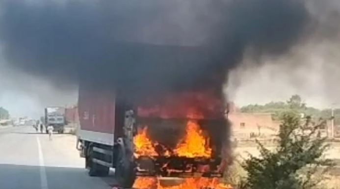 मुंबई-अहमदाबाद राजमार्ग पर ट्रक में लगी आग
