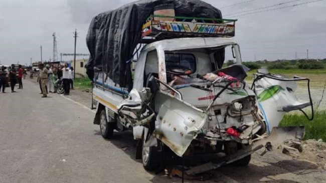 राजमार्ग पर मिनी ट्रक और कार की टक्कर में तीन की मौत
