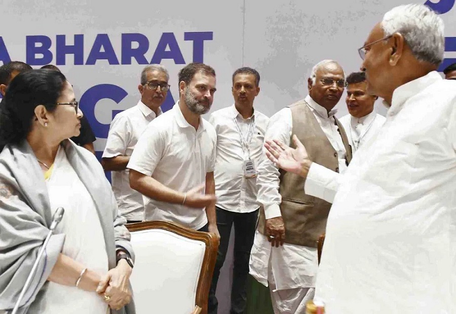 मुंबई में अन्य नेताओं के बीच राहुल गांधी