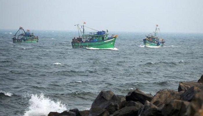 तमिलनाडु के 10 मछुआरों को तटरक्षक ने बचाया