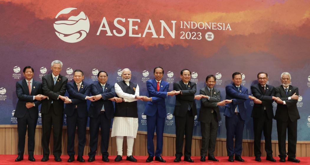 पूर्वी एशिया सम्मेलन में पीएम मोदी व अन्य नेता
