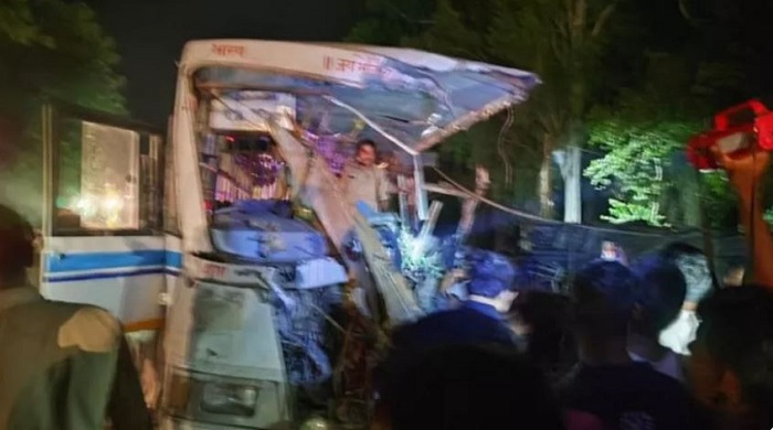 बाराबंकी में बस और ट्रक की टक्कर में दो व्यक्तियों की मौत