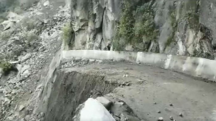 किन्नौर से शिमला को जोड़ने वाली मुख्य सड़क पर भारी भूस्खलन