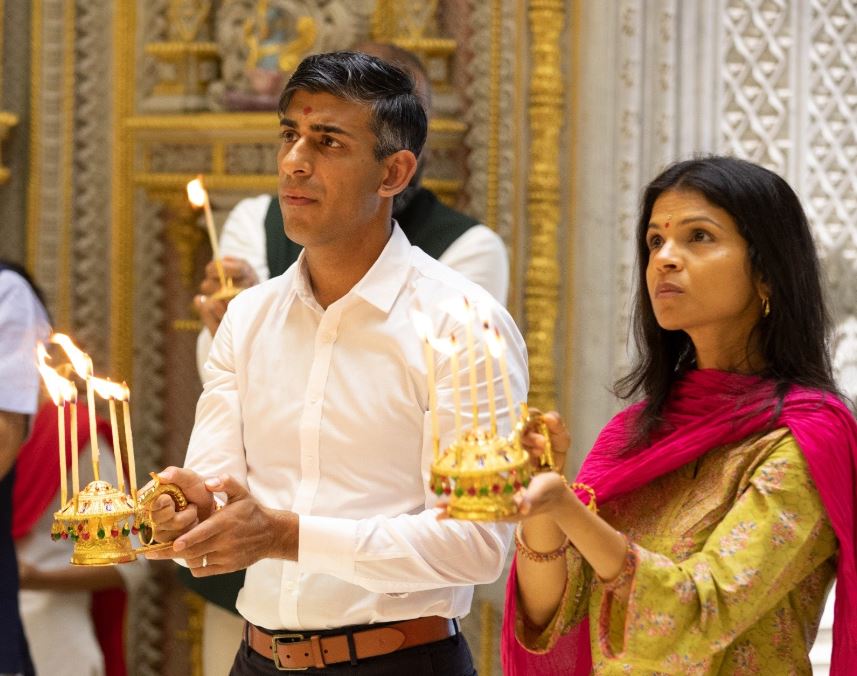 दिल्ली के अक्षरधाम मंदिर में ब्रिटिश पीएम ऋषि सुनक और उनकी पत्नी