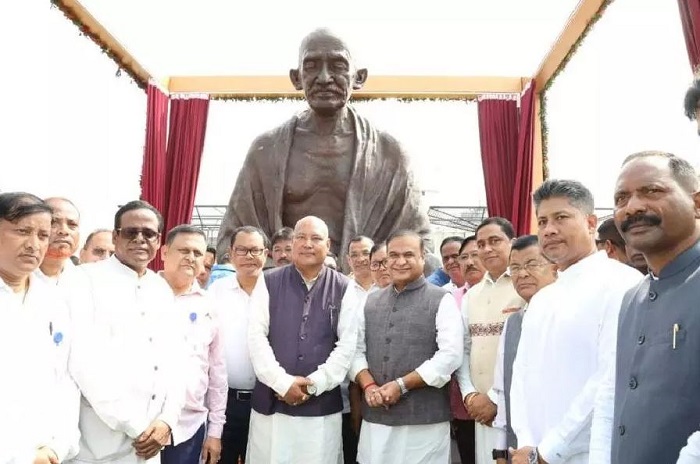 मुख्यमंत्री हिमंत विश्व शर्मा  ने महात्मा गांधी की प्रतिमा का किया अनावरण
