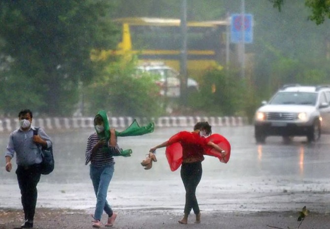 दिल्ली में बारिश और पाबंदियों से बदली फिजा