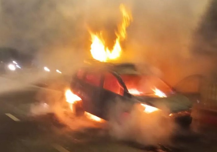 डिवाइडर से टकराने के बाद कार में लगी आग