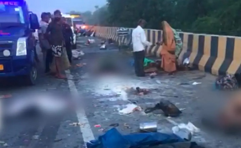 सड़क हादसे में 11 यात्रियों की मौत