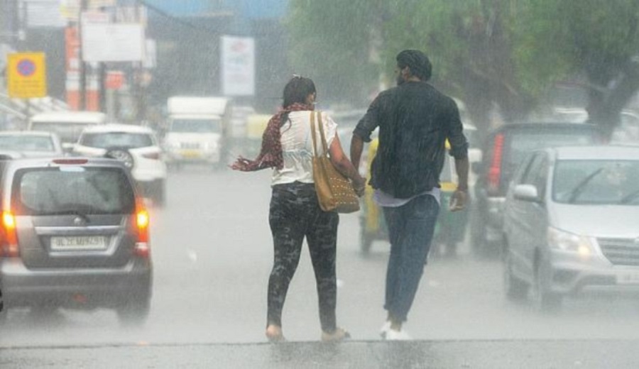 दिल्ली में कई स्थानों पर हुई बारिश