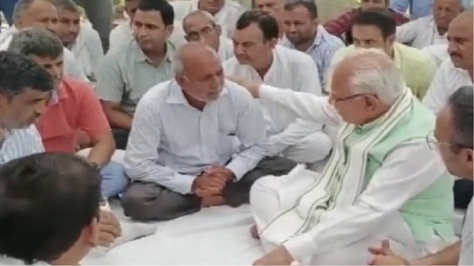मुख्यमंत्री खट्टर ने अंनतनाग मुठभेड़ में शहीद मेजर ढोचक के परिवार से मुलाकात की