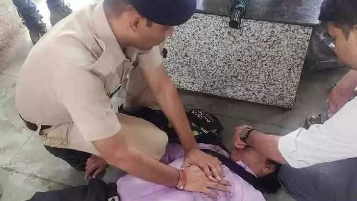 आरपीएफ  पुलिसकर्मी ने CPR देकर यात्री की बचाई जान