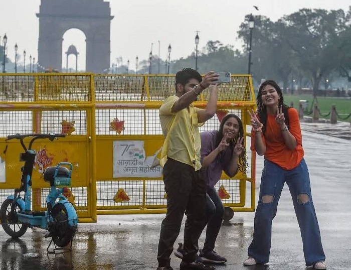 दिल्ली में  हल्की बारिश के आसार