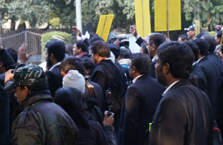 हापुड़ में लाठीचार्ज के विरोध में वकीलों की हड़ताल (फाइल फोटो)