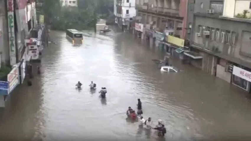 नागपुर में भारी बारिश के बाद बाढ़