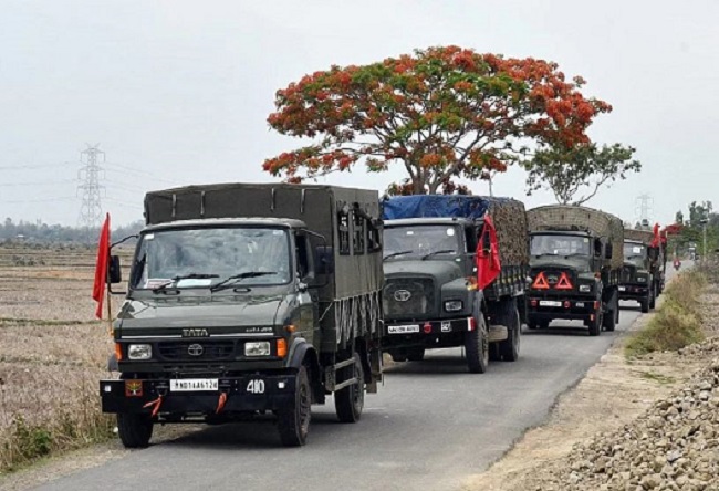 असम राइफल्स के वाहनों की तरह दिखने के लिए ट्रकों को रंगा