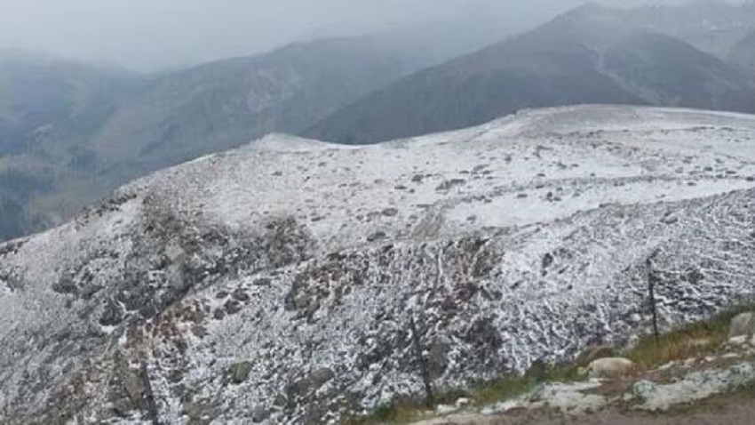 कश्मीर के ऊपरी इलाकों में बर्फबारी