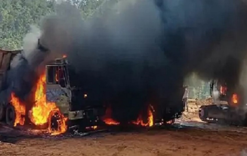 माओवादियों ने वाहनों को लगाई आग