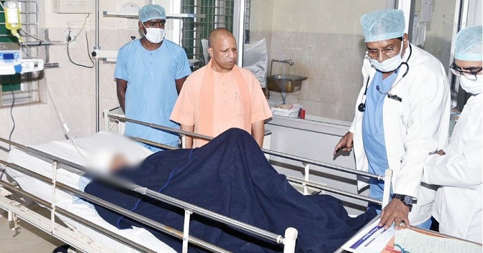 देवरिया कांड के घायल मासूम से मिलने अस्पताल पहुंचे CM योगी
