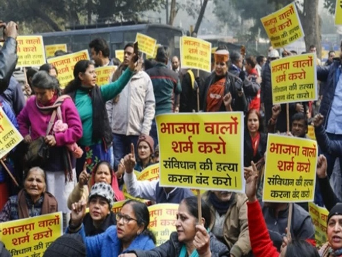 दिल्ली में बीजेपी दफ्तर के बाहर विरोध प्रदर्शन