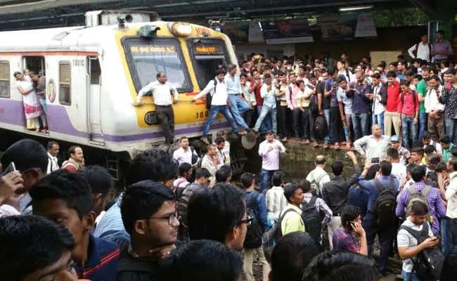 मुंबई लोकल ट्रेन सेवा आंशिक रूप से प्रभावित
