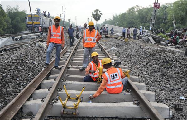 ओडिशा में रेल पटरियों की मरम्मत