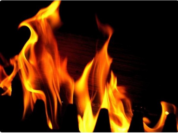 ठाणे में बिजली के तार में आग लगने से धमाका