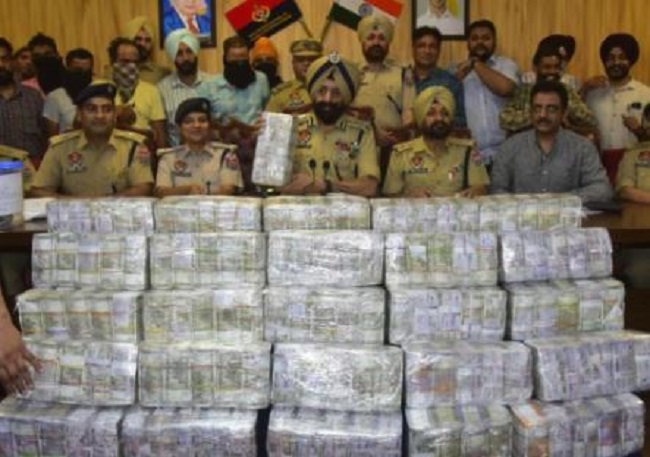 पंजाब में संदिग्ध ड्रग तस्कर पकड़ा 4.94 करोड़ रुपये नकद बरामद