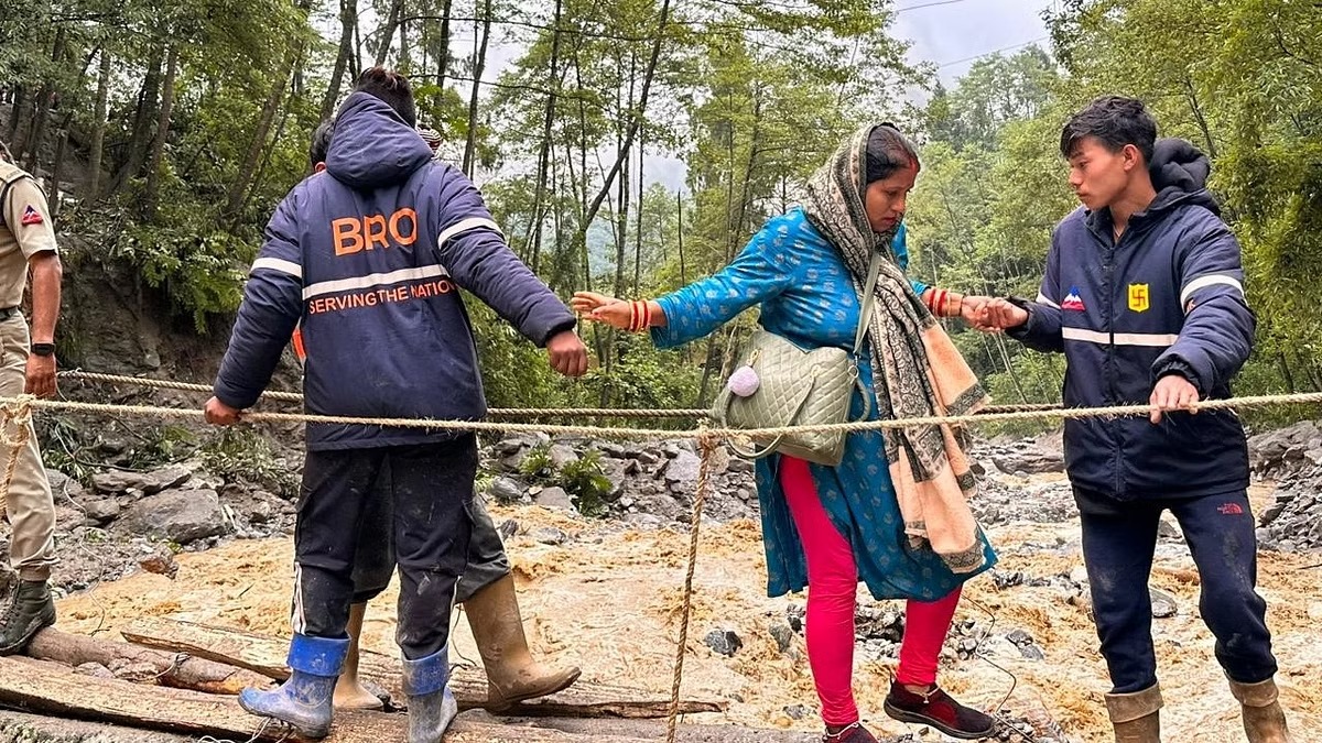 सिक्किम में संपर्क बहाल करने की दिशा में काम जारी