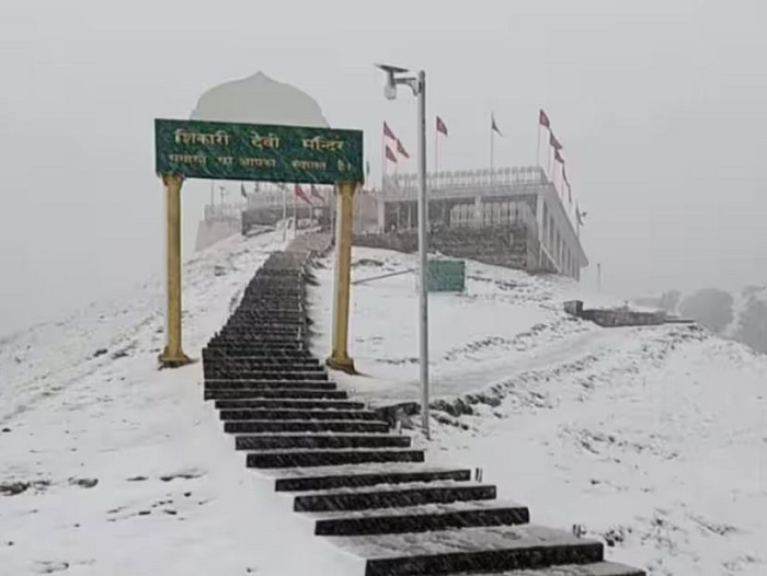 शिकारी देवी मंदिर में बर्फबारी का दृश्य