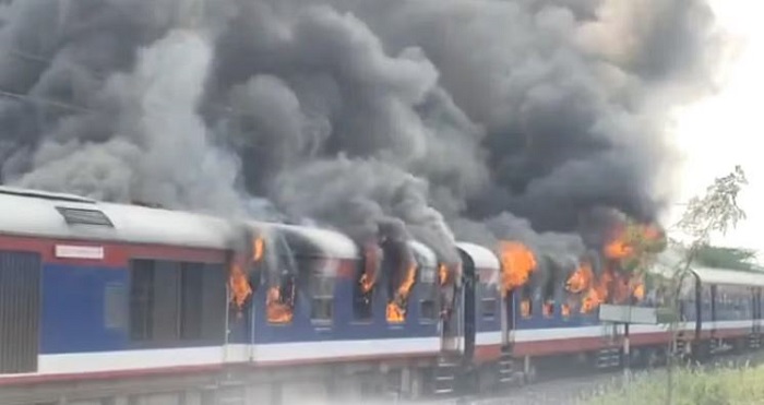 डेमू ट्रेन के पांच डिब्बों में लगी भीषण आग