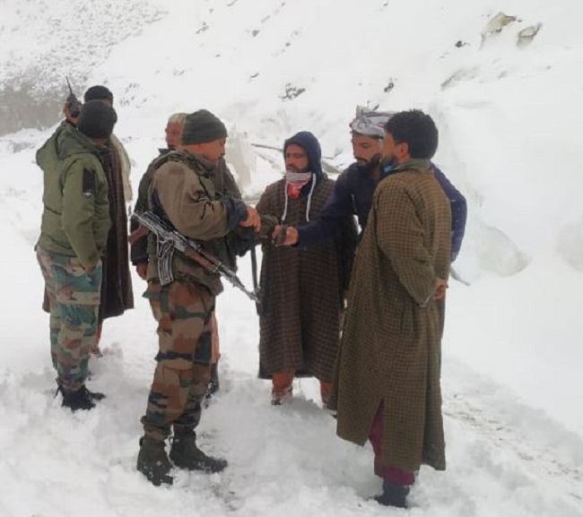 पुलिस ने किश्तवाड़ में हिमपात में फंसे पंजाब के दो लोगों की बचाई जान