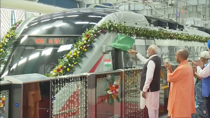 पीएम मोदी ने पहली ट्रेन को दिखाई हरी झंडी