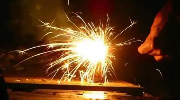 प्रतिबंध के बावजूद चलाए गए पटाखों के कारण 11 साल का बच्चा घायल