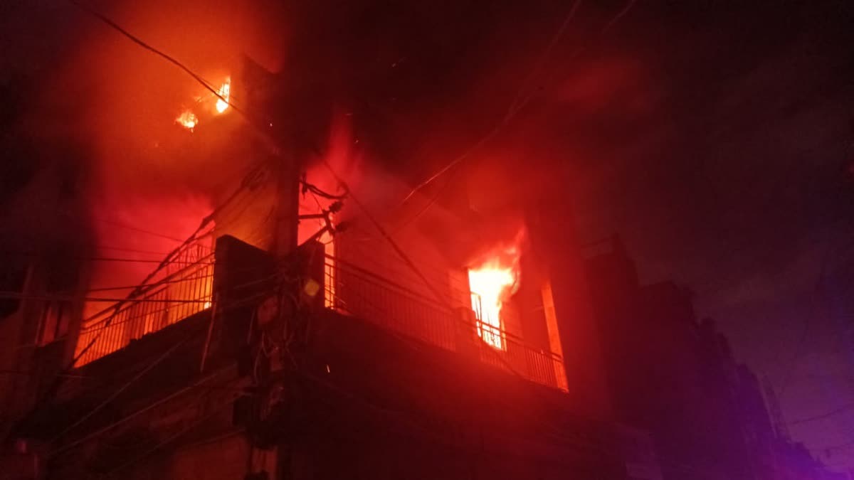 दिल्ली की एक इमारत में आग लगी