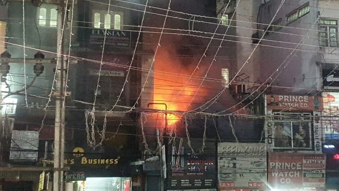 चावड़ी बाजार में तीन मंजिला इमारत में लगी आग