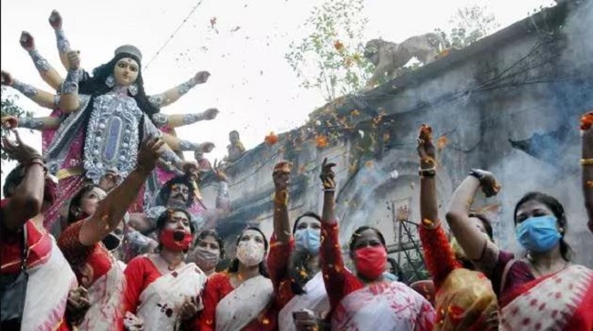 दुर्गा पूजा पंडालों में उमड़ रही भीड़